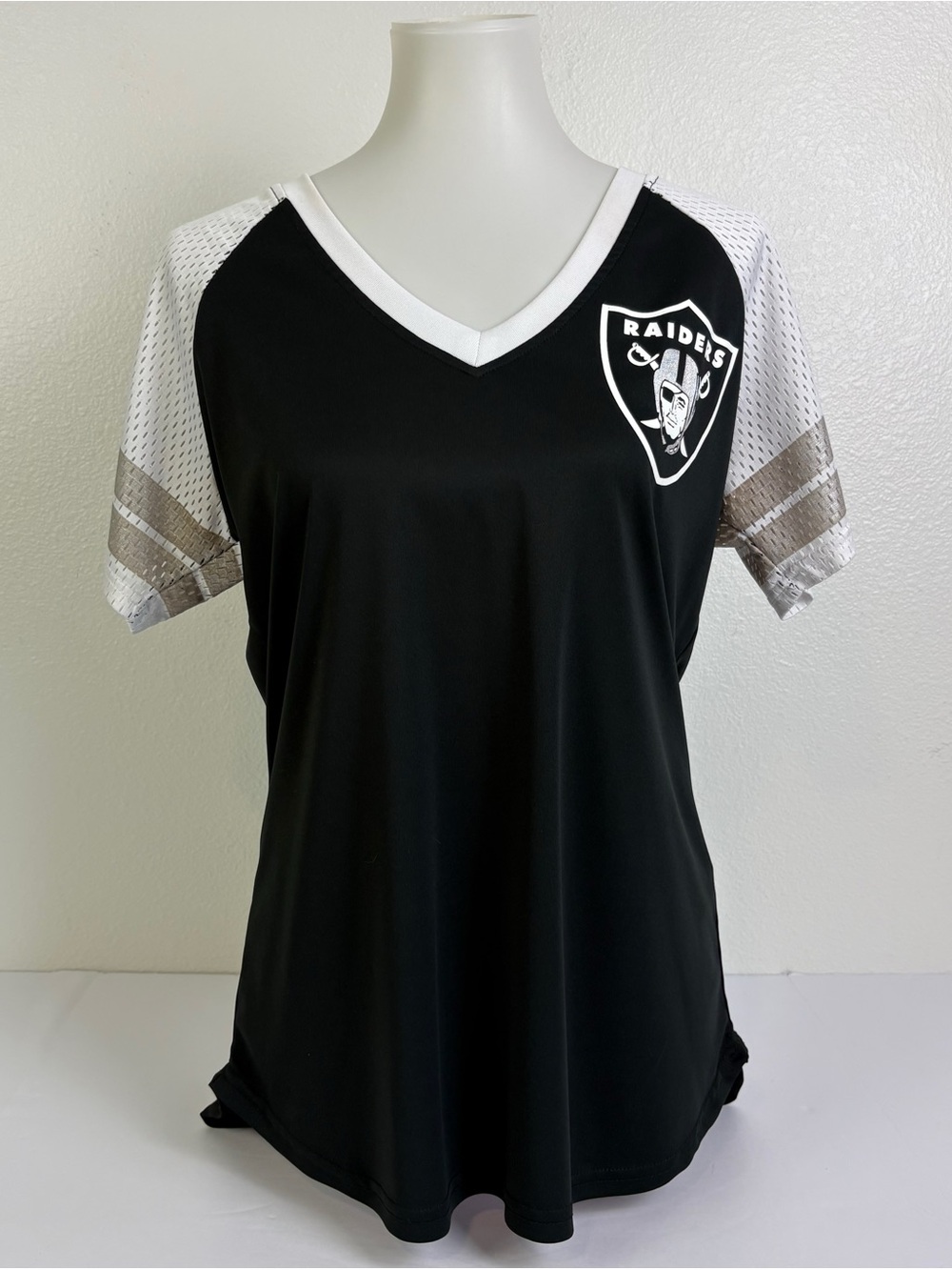 Las Vegas Raiders G-I|I Womens L NFL Black
Silver V-Neck Jersey Style Shirt